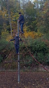 Der Kinder- und Jugendrat prüft die Spielgeräte auf den unterschiedlichen Spielplätzen