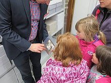 Kinder betrachten ein historisches Foto.