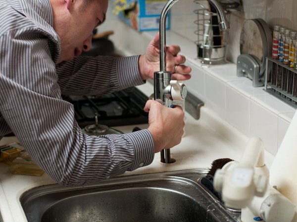 Kleinreparaturen im Haushalt, wie der Austausch einer Armatur, lassen sich mit dem nötigen Wissen einfach selber machen.