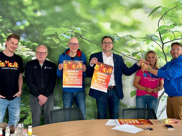 Matthias Quaschnik (1.v.r.) präsentiert mit Bürgermeister Michael Joithe (3.v.r.) und Beate Evers (2.v.r.) das Armband zum Festival-Ticket. 