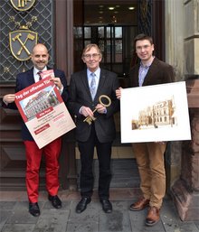 Von rechts: Ingo Döring von der Verbraucherzentrale, Bürgermeister Dr. Peter Paul Ahrens und Stadtarchivar Rico Quaschny freuen sich auf viele Besucher am 8. März. 