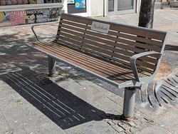 Das Bild zeigt eine Plauderbank.