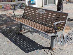 Das Bild zeigt eine Plauderbank.