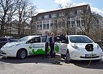 Mike-Sebastian Janke, Bürgermeister Dr. Peter Paul Ahrens und Stefan Marquardt (v.li.) stellten die E-Fahrzeuge vor.