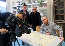 Das Bild zeigt Kameramann Nordine Bensmail, Stadtarchivar Rico Quaschny, Redakteur Alain Jeannin und Archivmitarbeiter Christian Gropp.