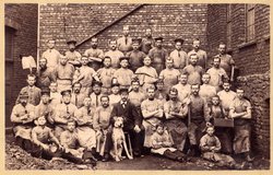 Das Bild zeigt die Belegschaft des Rauhbetriebs