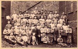 Das Bild zeigt die Belegschaft des Rauhbetriebs