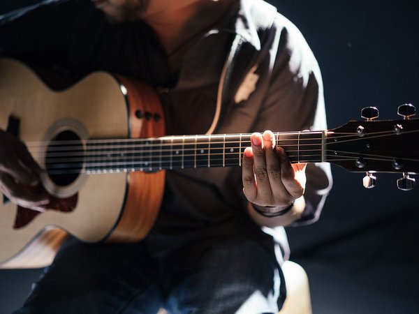 Spiel auf der Gitarre