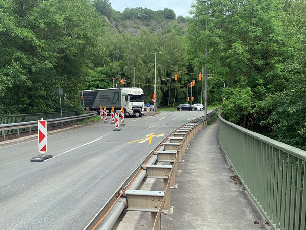 Bis zum Ende der Sanierungsarbeiten ist die Diepke-Brücke einspurig befahrbar - der Verkehr in beide Richtungen wird mit einer mobilen Ampelanlage geregelt. 