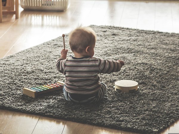 Mit Liedern und kleinen Instrumenten erleben Krabbelkinder zwischen acht und achtzehn Monaten viel Freude im Eltern-Kind-Kurs "Musikkäfer".