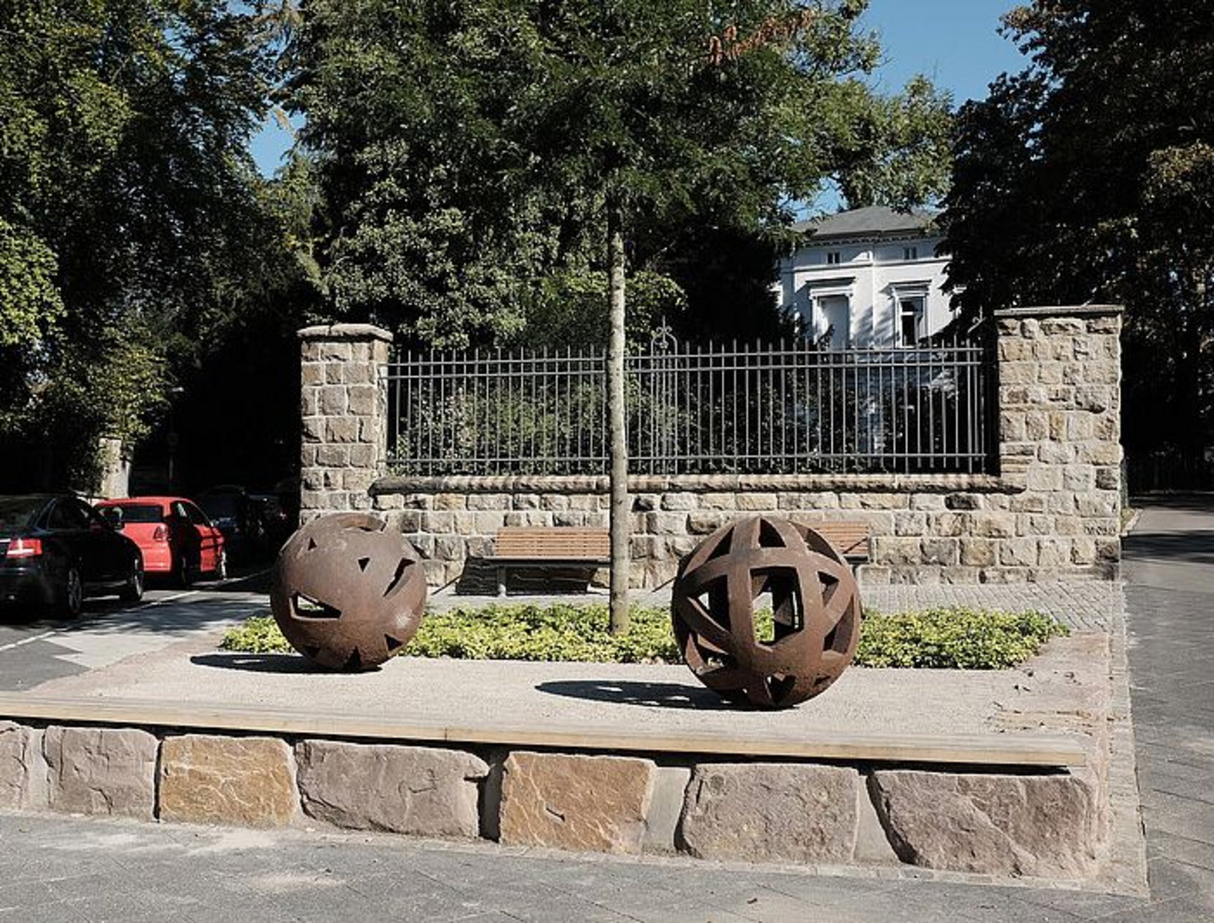 Das Bild zeigt die zweiteilige Skulptur "Two Spheres" (Zwei Sphären) des Krefelder Bildhauers Ingo Ronkholz.