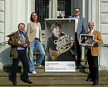Iserlohns Bürgermeister M. Joithe und die Musikschule mit ihrem "Freundeskreis der Musikschule" stellen den Gastkünstler des Festival 2024 vor