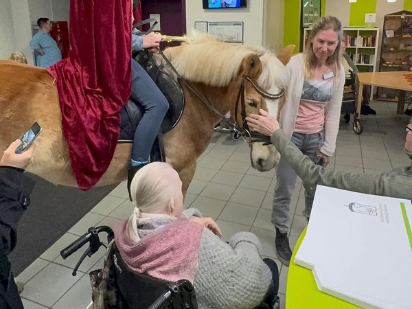 Ein Haflinger-Pferd war an St. Martin zu Gast im Seniorenzentrum Waldstadt Iserlohn.
