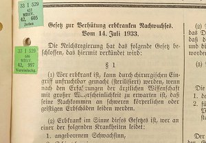 Das Bild zeigt einen Auszug aus dem Gesetz zur Verhütung erbkranken Nachwuchses vom 14. Juli 1933 aus dem Reichsgesetzblatt (Stadtarchiv Iserlohn)