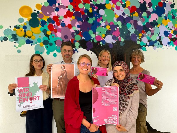 (v.l.n.r.): Patricia da Cruz Santos (Gleichstellungsbeauftragte), Rico Quaschny (Stadtarchivar), Kim Röttler, Miriam Remmert, Yasmin Akgüre, Anna Müller (Frauen-AG Vorstände). 