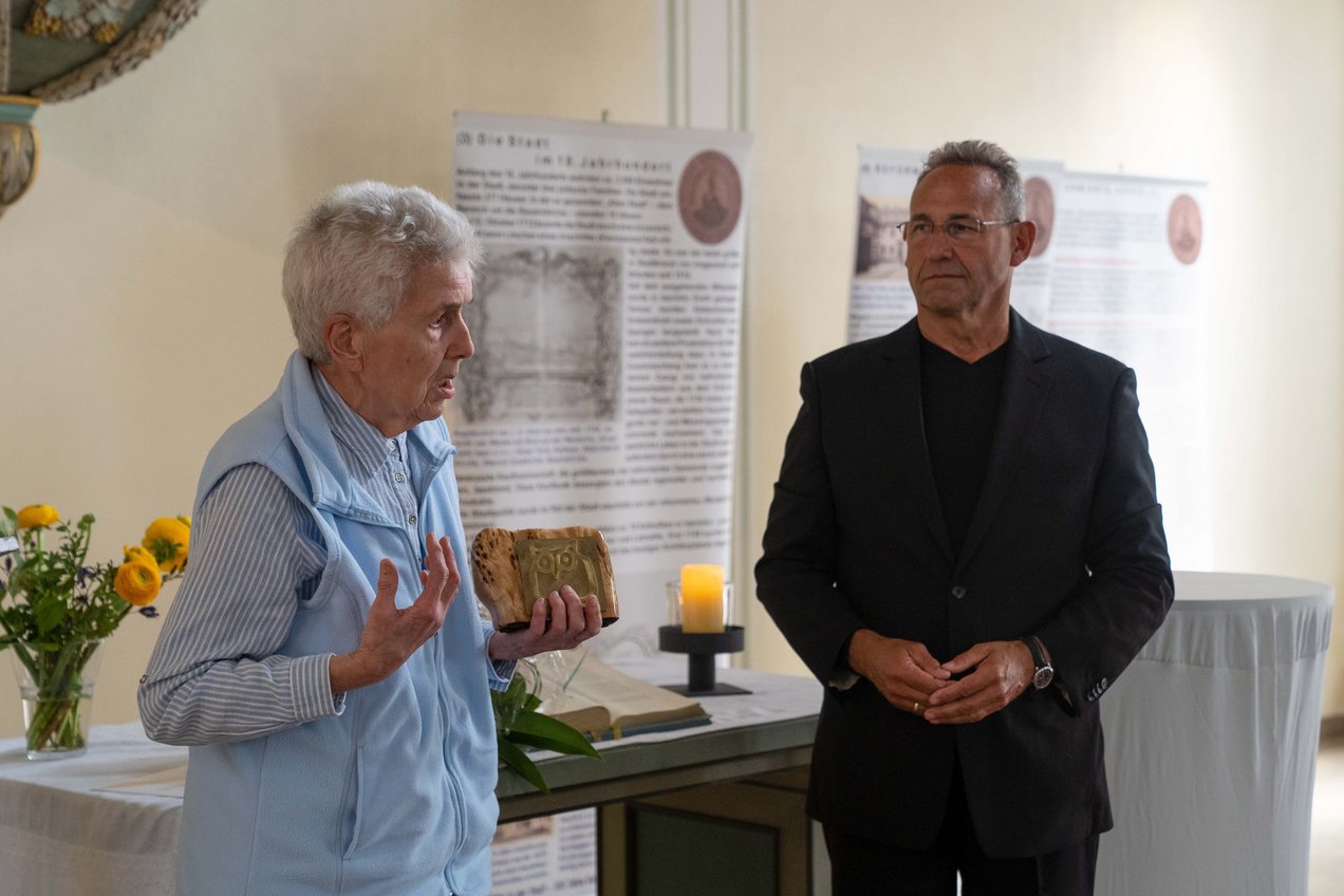 Dörte Knoch mit Michael Hufnagel, Frau Knoch hält die Ehrengabe Golden Eule in der Hand