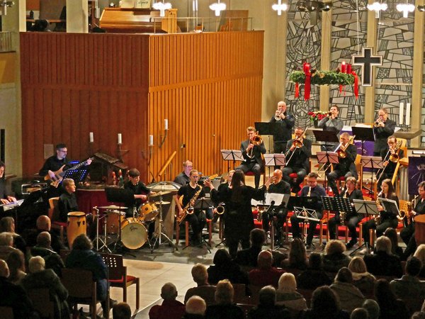 Big Bands der Musikschule und des Gymnasiums Letmathe laden zum Weihnachtskonzert in die Friedenskirche Letmathe ein.