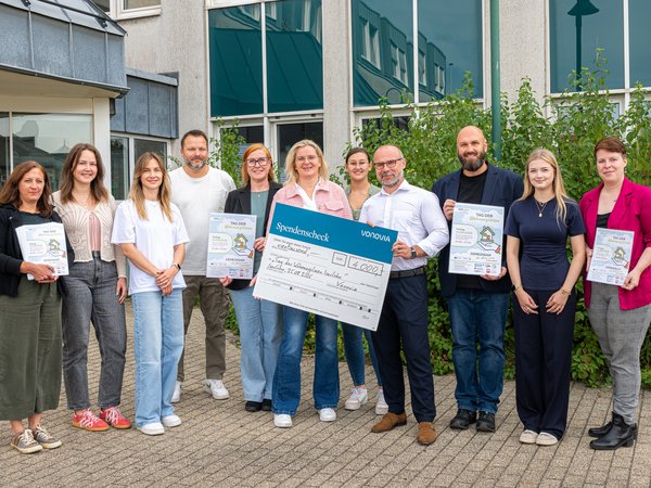 Vonovia-Quartiersmanager Karl Cielontko (4.v.r.) stellte der starken Veranstaltergemeinschaft einen Betrag in Höhe von 4.000 Euro für Aktionen im Wohnungslosenbereich zur Verfügung.