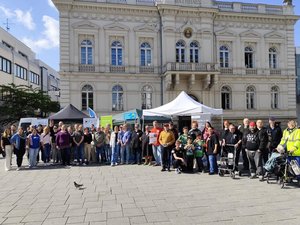 viele Menschen stehen im Halbkreis auf dem Alten Rathausplatz Iserlohn. Im Hintergrund das Gebäude der Stadtbücherei und mehrere Pavillons