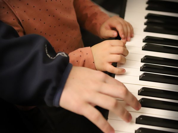 Im Instrumentenkarussell der Musikschule Iserlohn können Kinder verschiedene Instrumente ausprobieren, darunter: Klavier/Keyboard, Klarinette, Saxophon und Fagott.