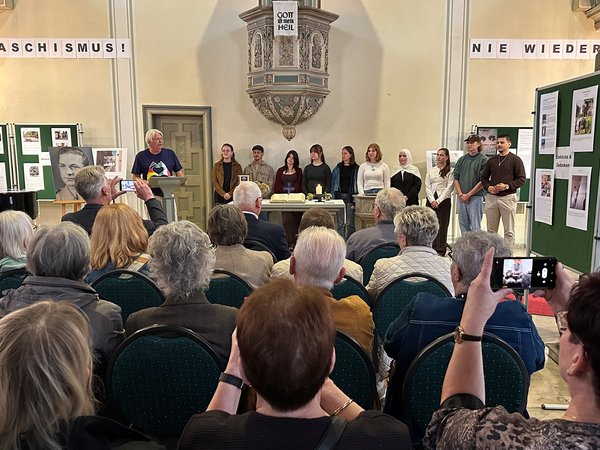 Bernd Schlünder (1.v.l.), Neffe des Iserlohner Wehrmachtsoldaten, der in Italien Widerstand gegen das NS-Regime leistete, erinnerte in seiner Ansprache in der Reformierten Kirche an die historisch gewachsene Freundschaft zwischen der Waldstadt und Albinea in Italien. 