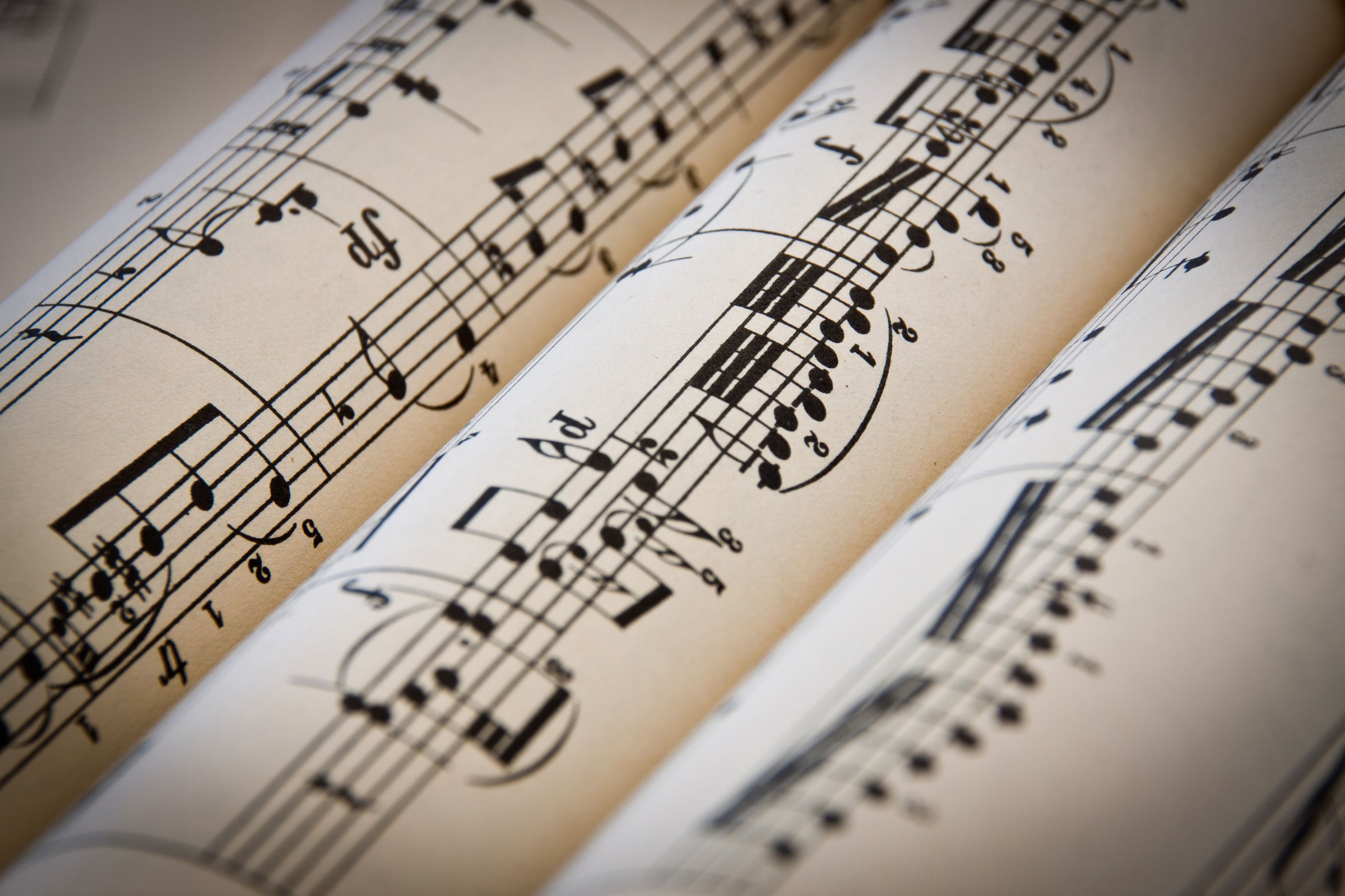 Das Bild zeigt Notenpapier.