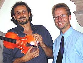 Das Bild zeigt Gilles Apap und den Festival-Leiter Paul Breidenstein (2002)