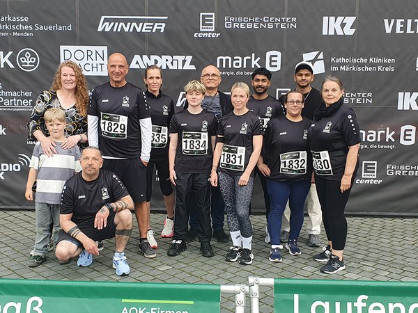 (v.l.n.r.) Tina Röse, Julian Röse, Heinz Liesenberg (kniend), Boris Eytner, Nicole Riedel, Ricarda Riczitzki, Slobodan Masanovic, Melanie Gräbner, Daniel Biju, Birte Grothusmann, Jacob Roy, Christine Gantenbrink. 