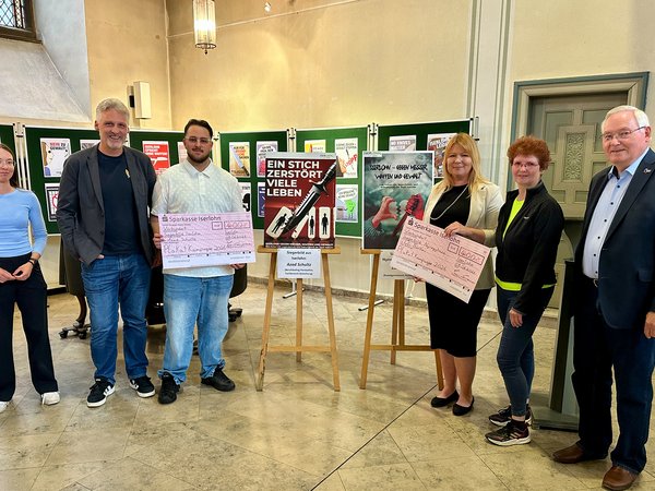 (v.l.n.r.) Alina Mayer, Jörg Simon vom erzieherischen Jugendschutz, Preisträger Azad Schultz, Daniela Bischof-Kreutzer und Kerstin Bathe für das Partnerschaftskomitee Nyíregyháza sowie Heinz Balkenhoff, stellvertretender Bürgermeister der Stadt Iserlohn.