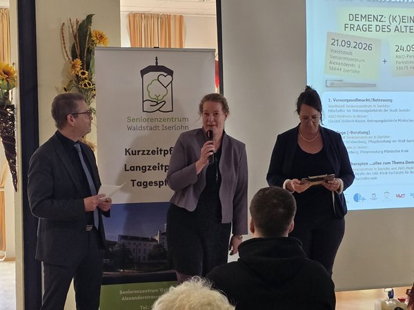 Neben dem stellvertretenden Bürgermeister der Stadt Iserlohn, Karsten Meininghaus (links), begrüßten Einrichtungsleiterin Tina Röse (mitte) und Pflegecoachin Jennifer Kühnert (rechts) die Gäste zur Veranstaltung.