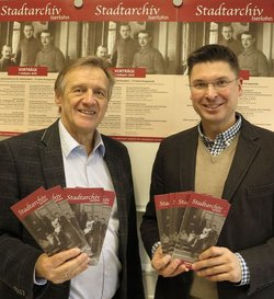Kulturressortleiter Jochen Köhnke und Stadtarchivar Rico Quaschny präsentieren das neue Vortragsprogramm des Stadtarchivs Iserlohn.