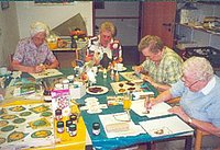 Das Bild zeigt eine Gruppe Seniorinnen beim Werken