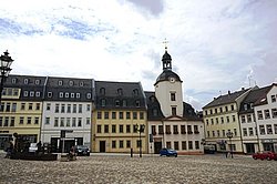 Das Bild zeigt die Front des Ratshofes der Stadt Glauchau.