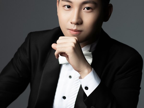 Pianist Zhongjin Fang