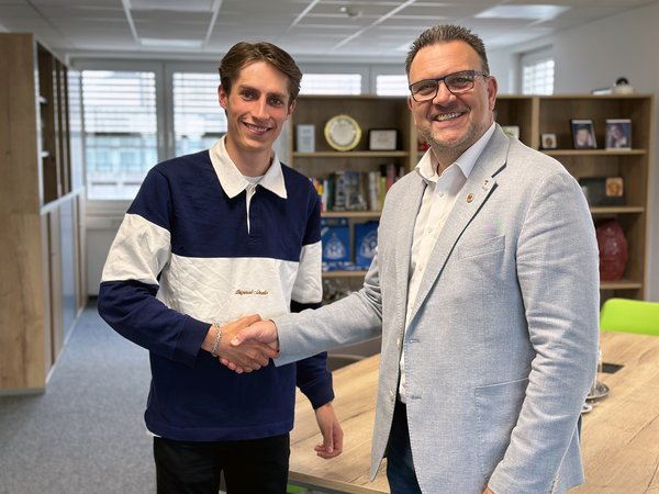 Als Belohnung für seine Bestleistungen erhält Henrik Protzel den Dank des Bürgermeisters und einen Tag Dienstbefreiung. 