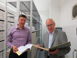 Gotthard Gerber und Rico Quaschny Gotthard Gerber (rechts) und Stadtarchivar Rico Quaschny im Magazin des Stadtarchivs (Foto: Stadtarchiv Iserlohn). 