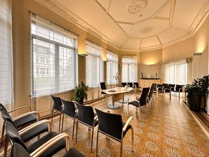 Das Bild zeigt das Trauzimmer in der Villa Basse.