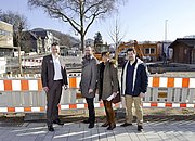 Das Bild zeigt Stadtbaurat Mike-Sebastian Janke, Thorsten Grote und Wolf Hundeloh von der Abteilung Stadtentwicklung und Freiraumplanung sowie Medienreferentin Christine Schulte-Hofmann