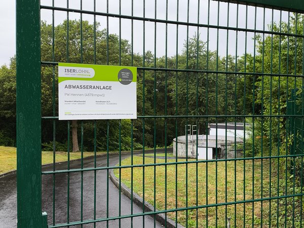 Neue Schilder mit „what3words“ für Abwasserpumpstationen