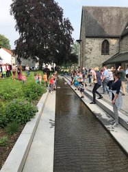 Das Bild zeigt die Spielplatzeinweihung am neu gestalteten Fritz-Kühn-Platz 