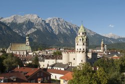 Das Bild zeigt die Stadt Hall vor beeindruckender Bergkulisse.