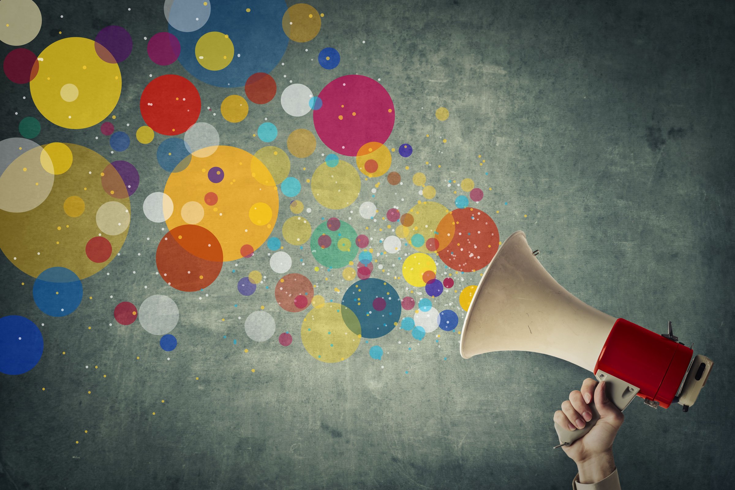 Das Bild zeigt ein Megafon und Sprechblasen.