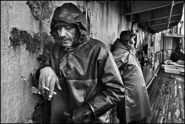 Rauchender Fischer auf einem spanischen Trawler