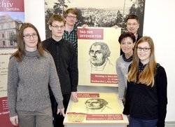Das Bild zeigt Tanja Marschall-Wach, Lars Lötters, Lars Sonnenberg, Stadtarchivar Rico Quaschny, Rosemarie Ponizy und Katharina Krone. (Foto: Stadt Iserlohn)