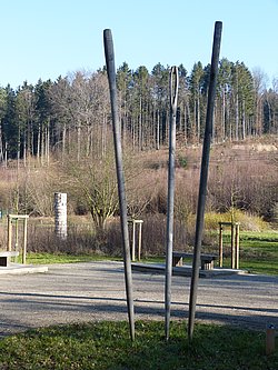 Das Bildzeigt eine dreiteilige Skulptur von Konrad Horsch, "Nadelobjekt": Drei Nadeln aus Eiche mit einer Länge von ca 4 Metern.