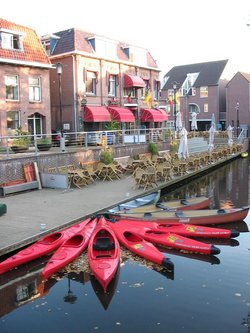 Das Bild zeigt Boote und ein Café in Almelo.