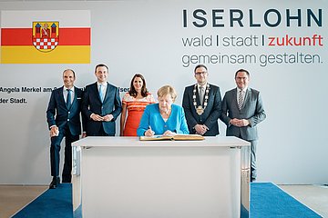 Eintrag Bundeskanzlerin Dr. Angela Merkel in das Goldene Buch der Stadt Iserlohn / Foto: © Steffen Böttcher