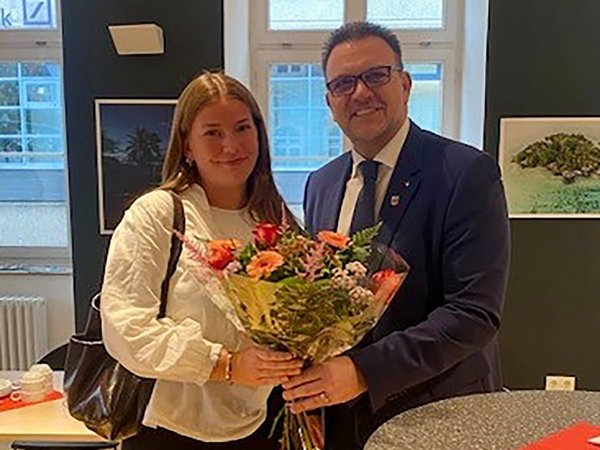 Von rechts: Bürgermeister Michael Joithe und Maja von Calle, Studienabsolventin und neue Mitarbeiterin der Stadt Iserlohn.  