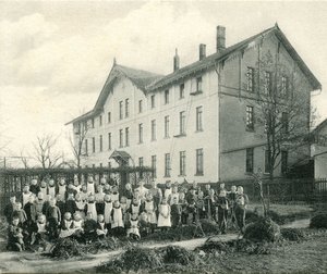 Kindergruppe vor dem Evangelischen Waisenhaus in Iserlohn, um 1915 (Postkarte: ohne Verlag / Stadtarchiv Iserlohn)