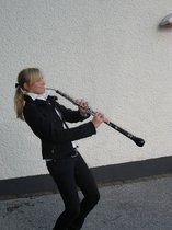 Musikschülerin Laura Gruber mit dem neuen "Englischhorn", das von Förderstiftung und Freundeskreis der Musikschule übergeben wurde.